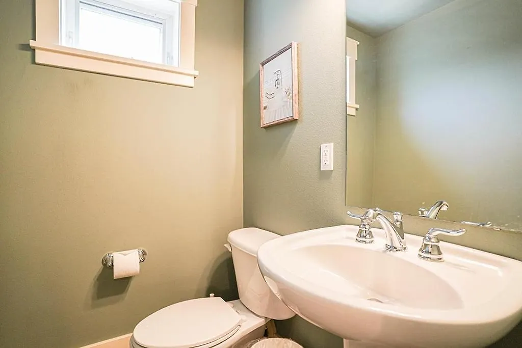 Exquisite Central Townhome With Spacious Loft And Gourmet Kitchen Seattle