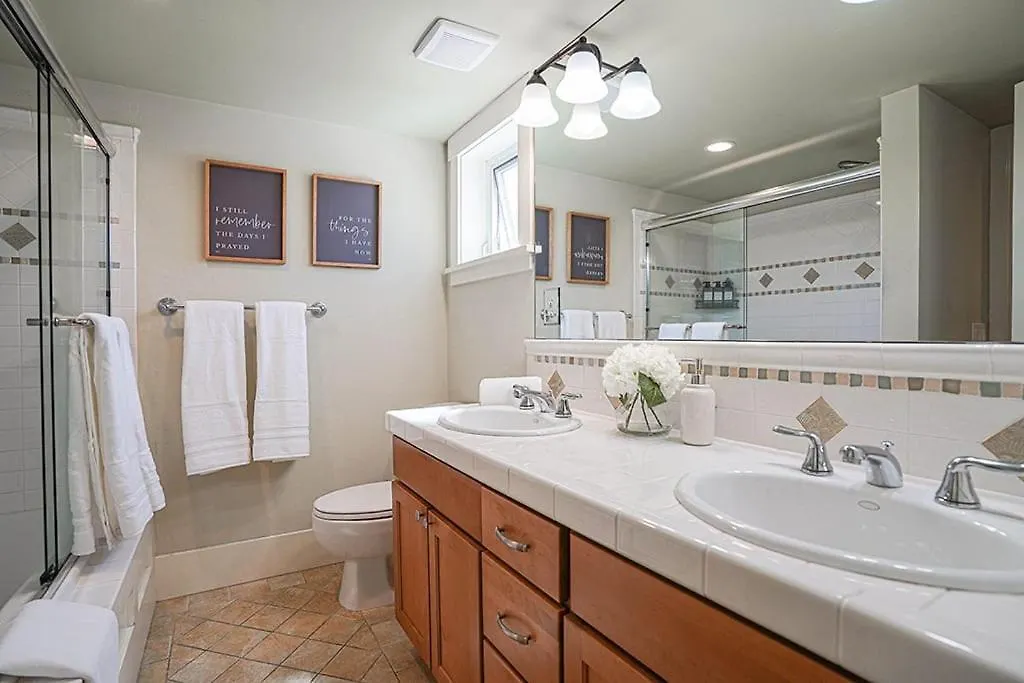 Holiday home Exquisite Central Townhome With Spacious Loft And Gourmet Kitchen Seattle