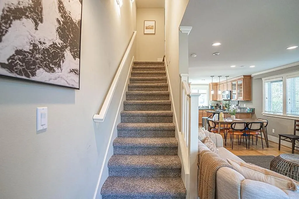 Exquisite Central Townhome With Spacious Loft And Gourmet Kitchen Seattle United States