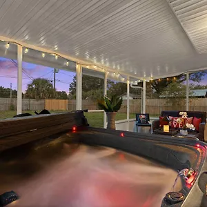 Family-friendly With Private Hot Tub! Holiday home Lakeland
