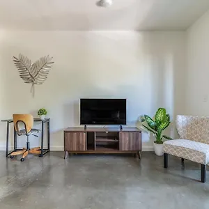 Lux 1 Bd Apartment- Rooftop, Wifi, Pet Friendly Apartment