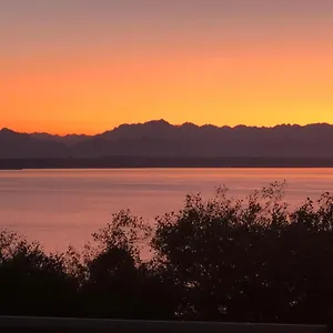 1-bedroom Seaview On Luxury Estate With Views Of Olympic Mountains Apartment