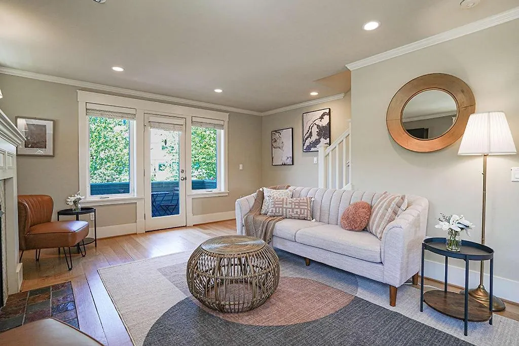 Exquisite Central Townhome With Spacious Loft And Gourmet Kitchen Seattle 0*,