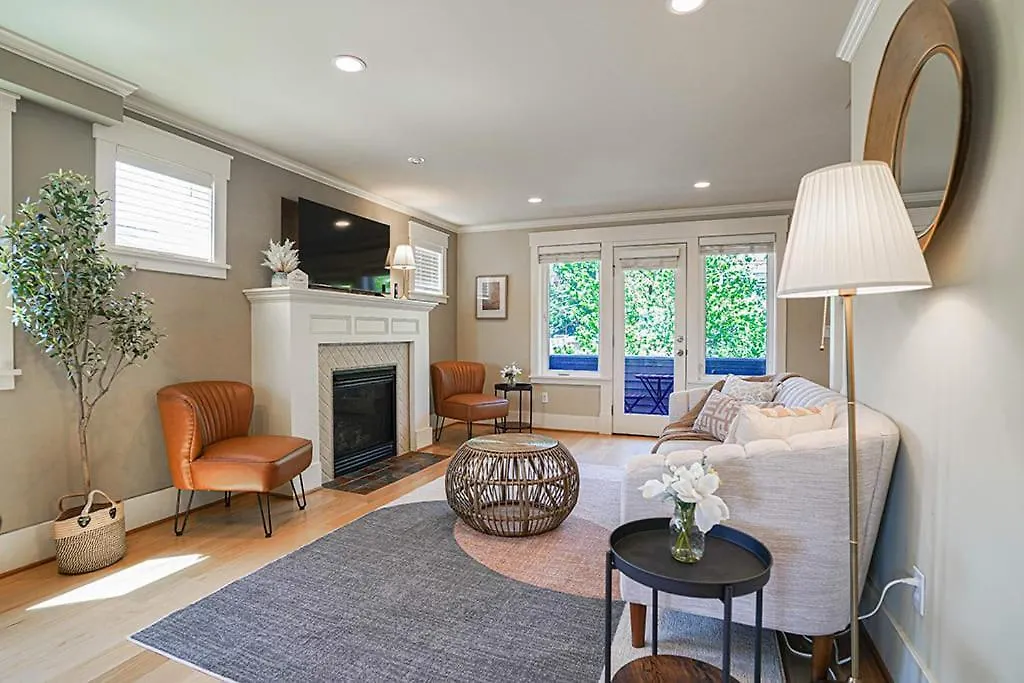 Exquisite Central Townhome With Spacious Loft And Gourmet Kitchen Seattle 0*,