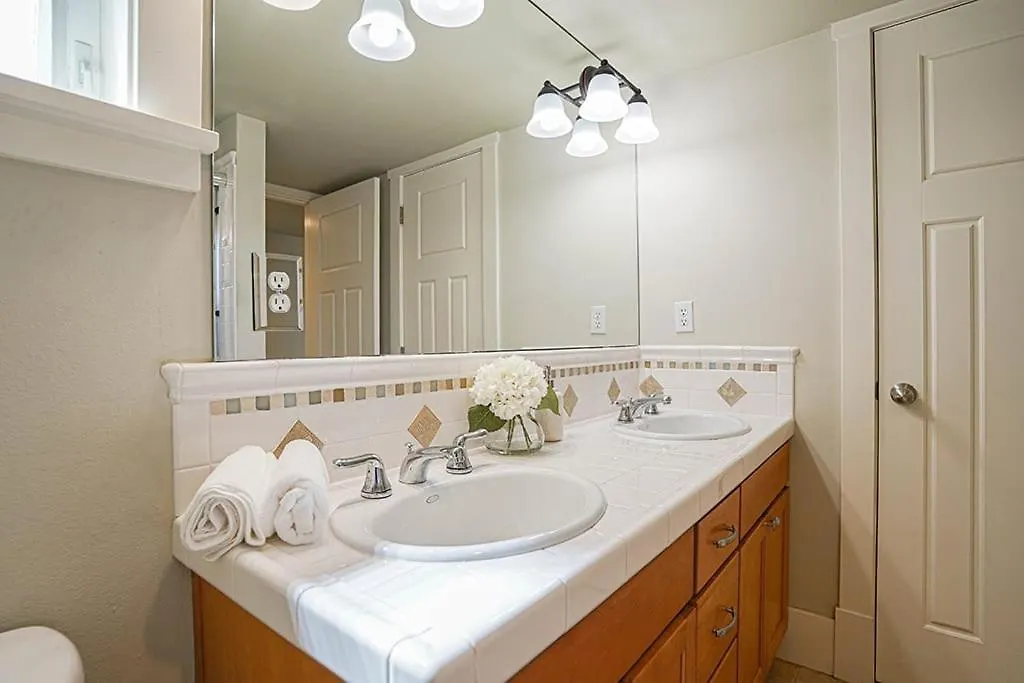 Exquisite Central Townhome With Spacious Loft And Gourmet Kitchen Seattle 0*,