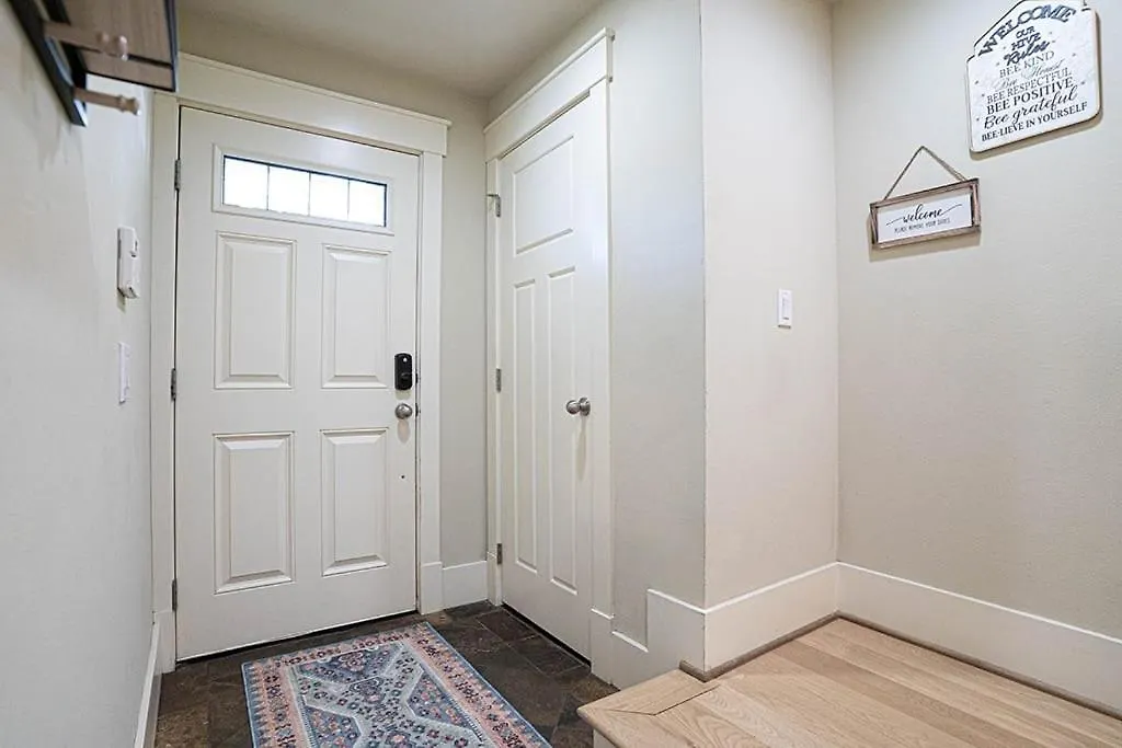Exquisite Central Townhome With Spacious Loft And Gourmet Kitchen Seattle Holiday home